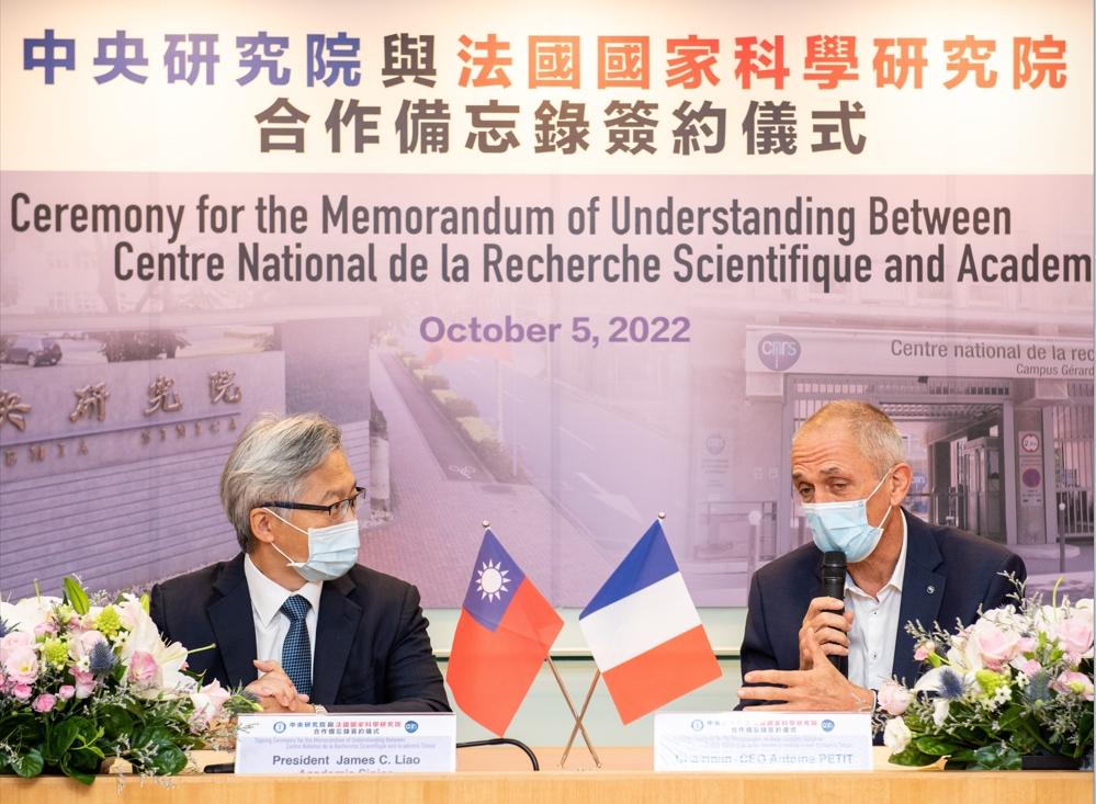 AS Presient James Liao and CNRS Président-directeur général Antoine Petit.